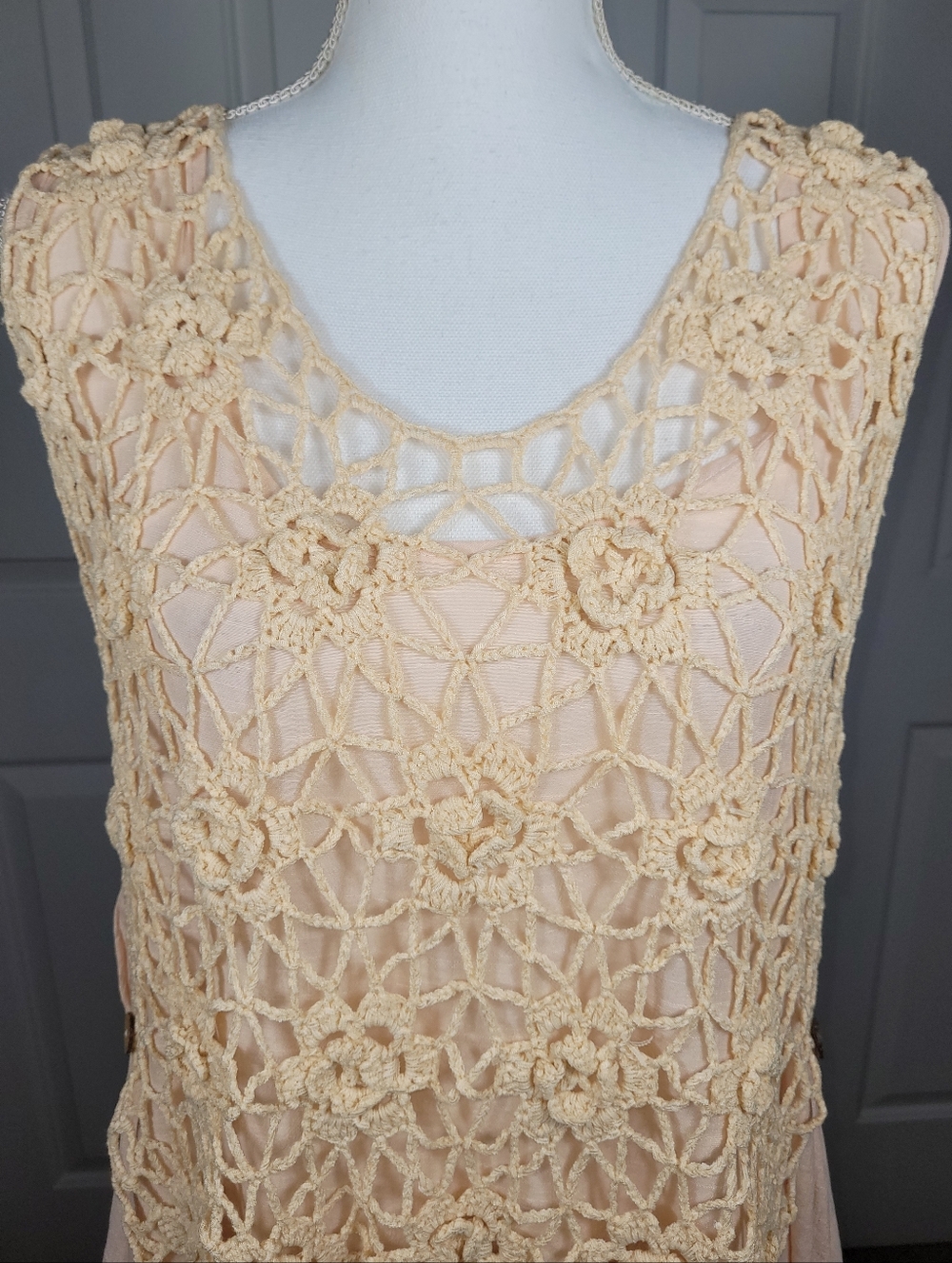 NWT A'reve Sleeveless Light Peach Top Cream Floral Crocheted Overlay & Fringe - Picture 7 of 16